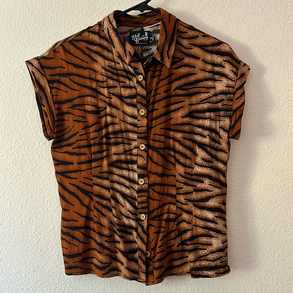 Hell Bunny Women’s Tora Tiger Print Short Sleeve Button Down Blouse